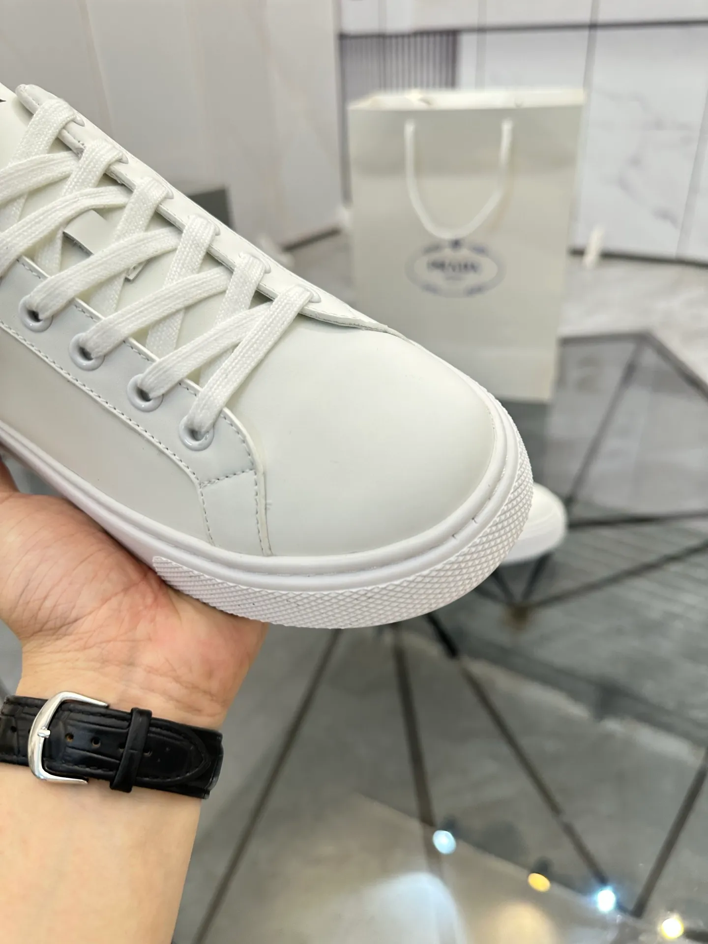 Men's shoes for sale 💰: 💰P520¥ High-end top quality Product trademark: Prada *"Prada*" low-top casual shoes Regular size: 35-45 (can be customized to 46) Couple style Product materials: imported first-layer cowhide leather upper, water-dyed sheep lining, original ultra-light foam outsole. No.: H201